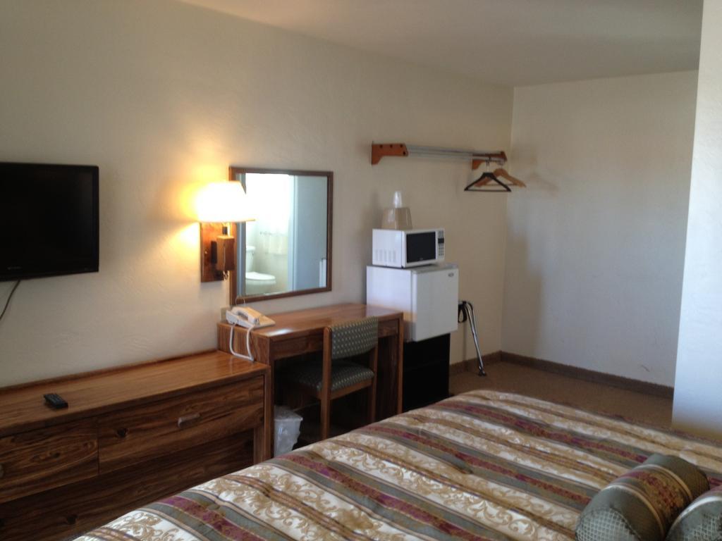 The Monticello Inn Room photo